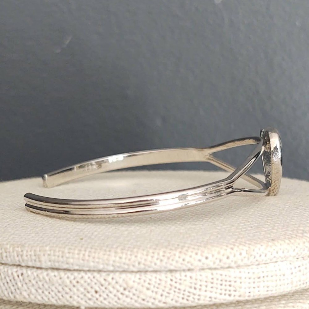 Silver abalone shell heart cuff bracelet - Picture 3 of 10